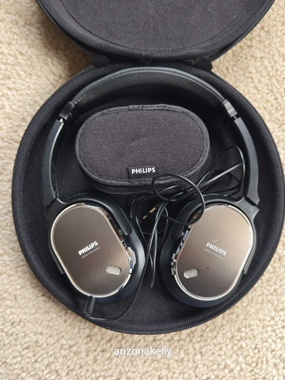 Philips Noise Canceling Headphones in Hard Case - Picture 12 of 12